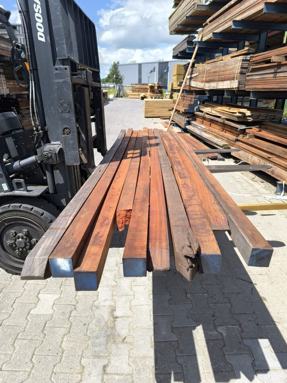 Restpartij Hardhout palen 7 x 7 diverse lengtes 10 st